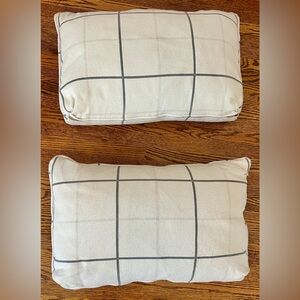 Ashley furniture throw pillows cream w/ grey plaid 20"x12"-"Patricia Sectional